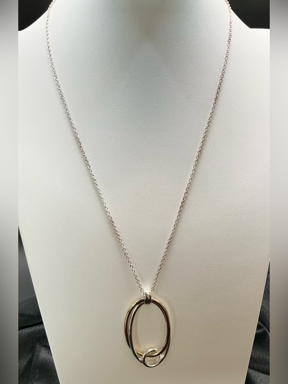 AVON TWO TONE INTERLOCKING PENDANT NECKLACE SIGNED PMA